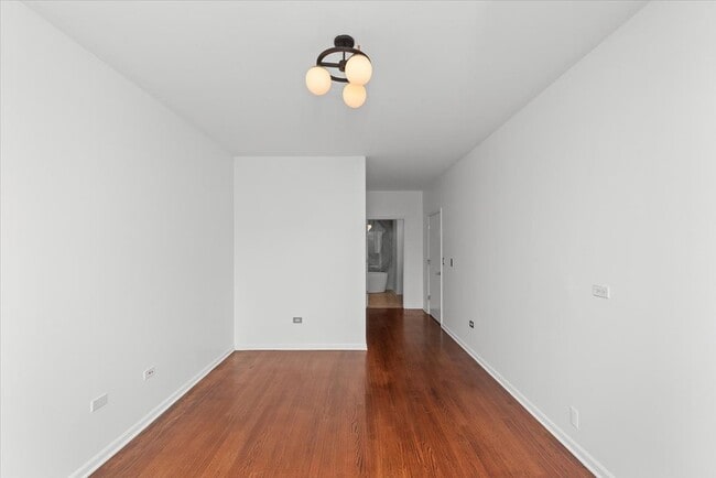 Building Photo - 744 W Fullerton Ave