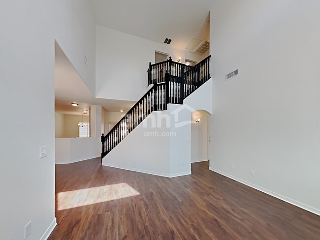 Foto del edificio - 138 E Calle Del Rondador