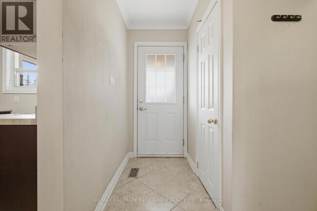 Photo du bâtiment - 303 Rossland Rd W