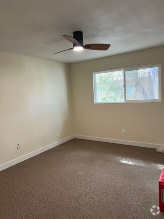 Building Photo - 884 N Cota St