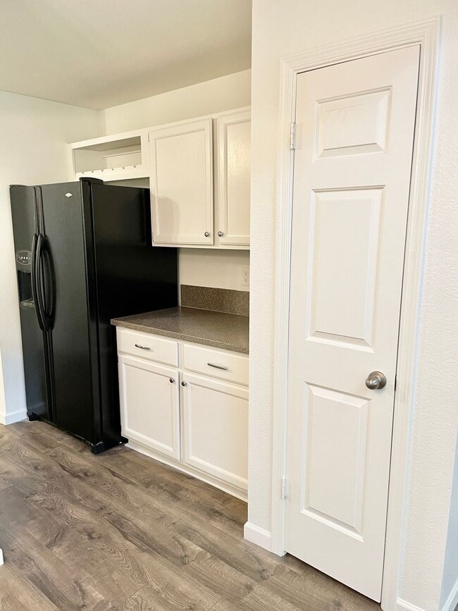 Building Photo - Beautiful updated condo!