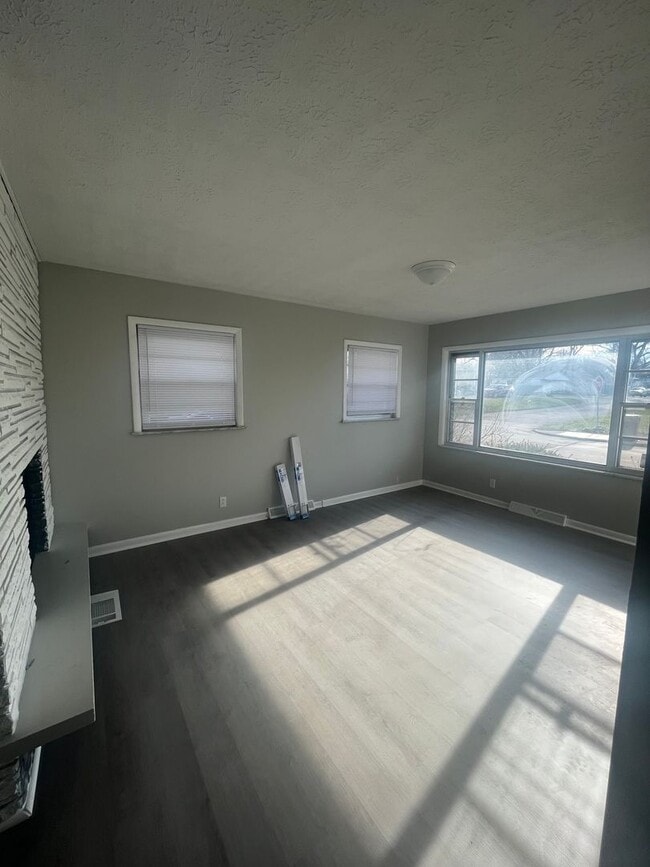 Building Photo - $1200/ month: 2Bed/1Ba with FULL  Basement...