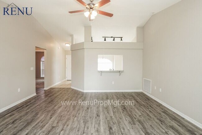 Foto del edificio - Available Now!