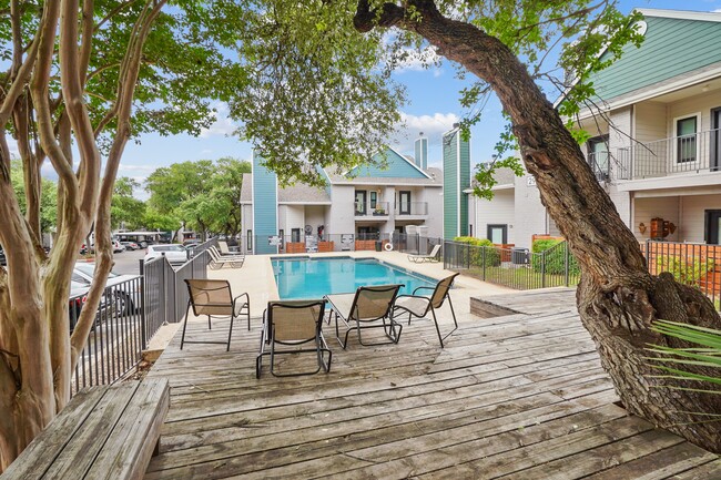 Swimming pool with tanning deck - Apex Apartments