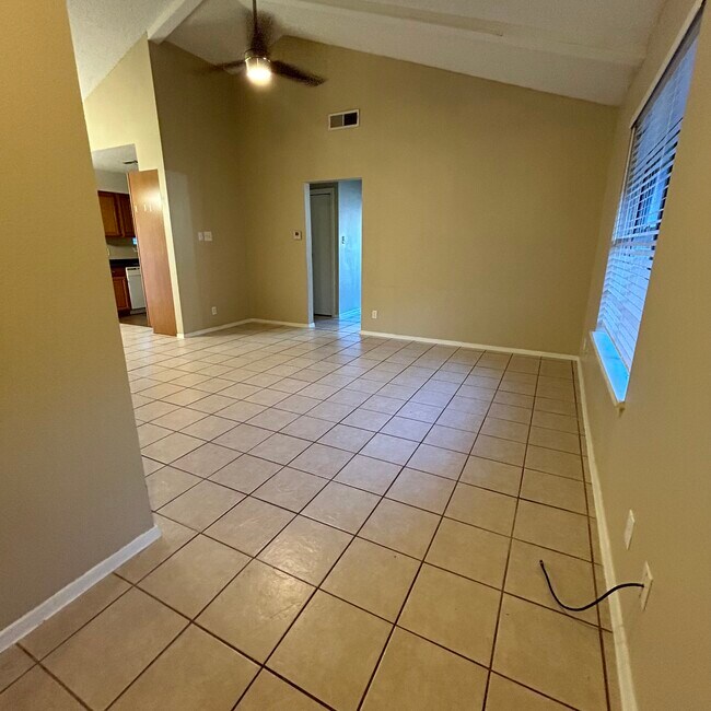 Foto del edificio - 7208 Creekside Dr