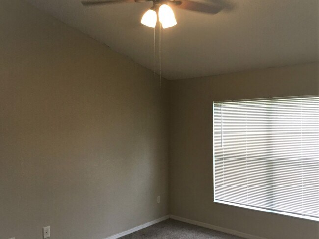 Building Photo - 202 S Somerset Ct