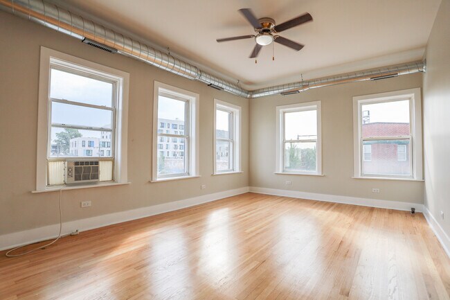 Foto del edificio - 2712 N Milwaukee Ave