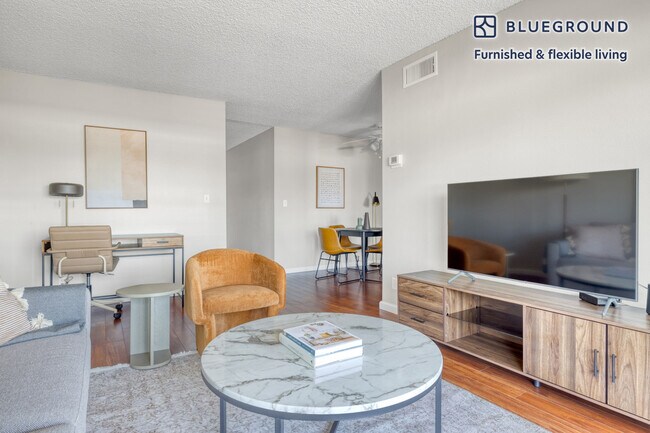 Foto del edificio - 6121 Glade Ave