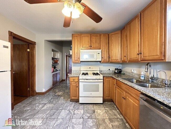 Foto del edificio - 3532 N Elston Ave