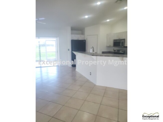 Foto del edificio - 3 Bedroom 2 Bath w/ Bonus Den! Available S...