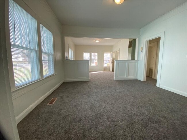 Building Photo - 132 N Draper Ave