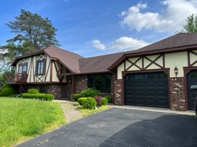 Building Photo - Country Living
