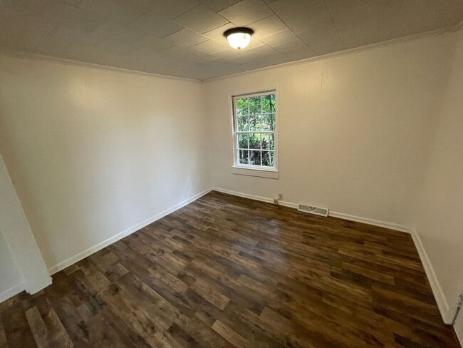 Building Photo - Renovated 2 bedroom 1 bathroom house with office/bonus room!