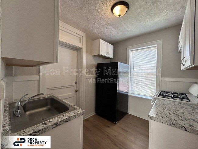 Building Photo - 4231-4233 Ellenwood Ave