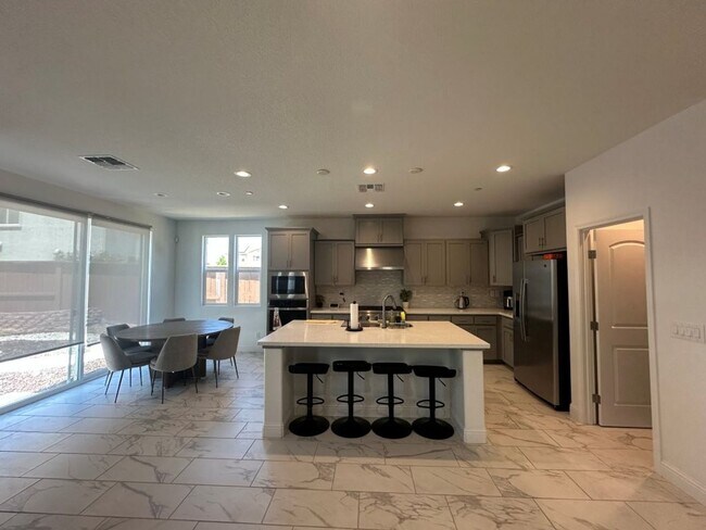 Foto del edificio - Spacious 4-Bedroom, 3-Bath Home in Southea...