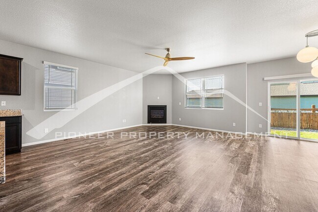 Foto del edificio - Spacious Home with Fenced Yard and Central AC