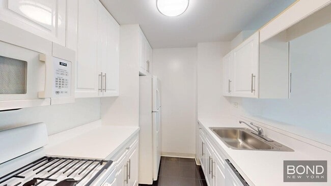 Building Photo - 400 E 71st St