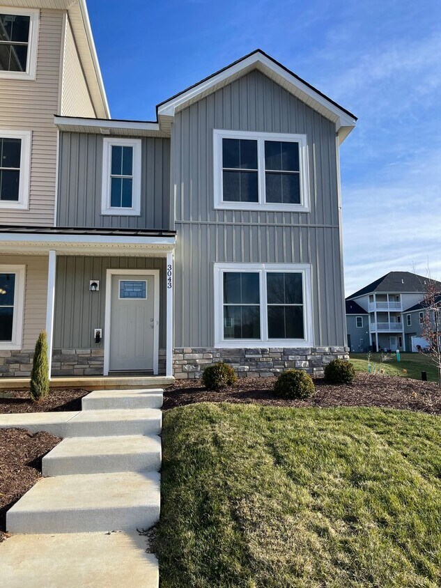 Primary Photo - Like New Townhouse for Rent