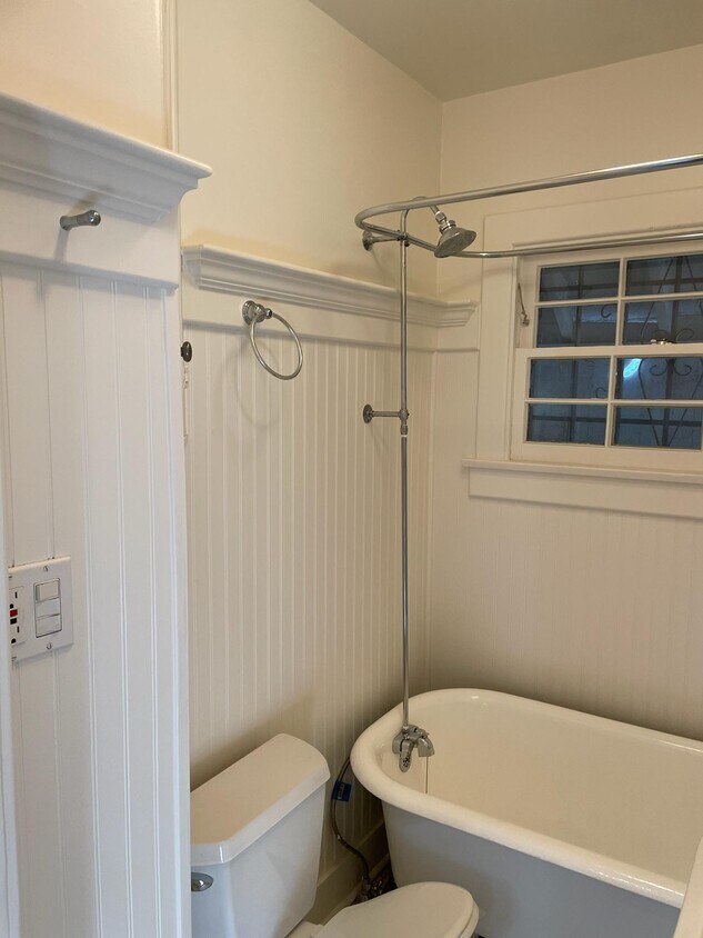 Bath with Clawfoot tub - 1610 Rockwood St