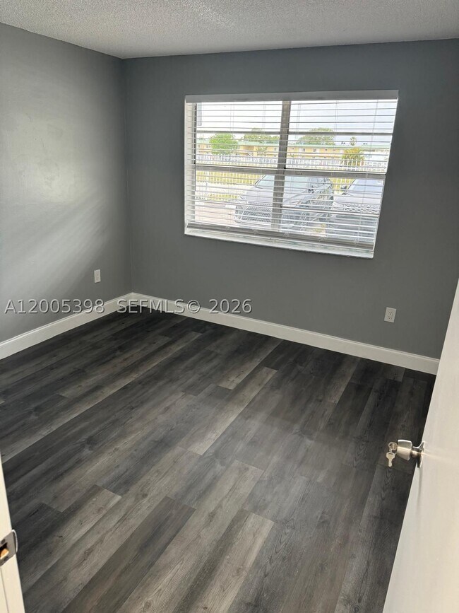 Foto del edificio - 301 NW 177th St