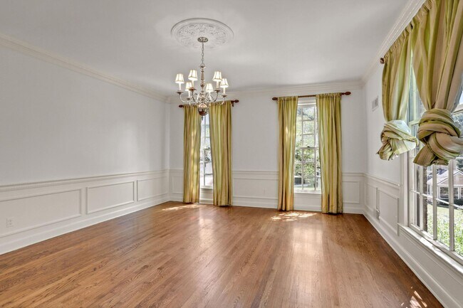 Foto del edificio - 4925 Weaver Terrace NW