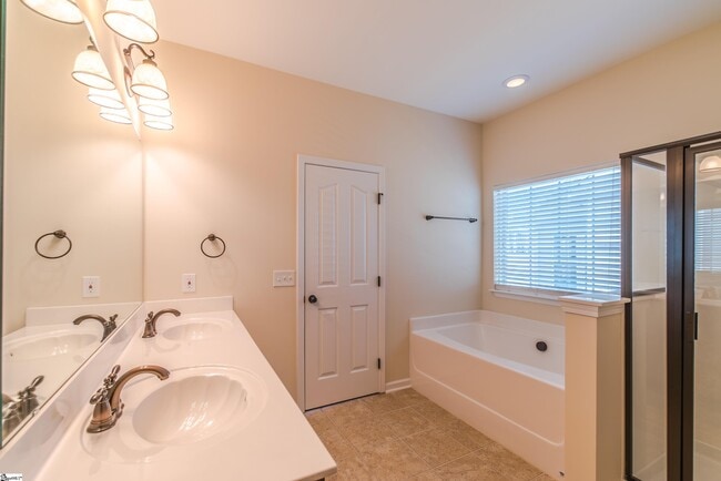 Building Photo - 12 Carter Run Ct