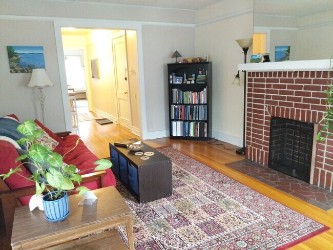 livingroom/fireplace - 2025 Wendover St