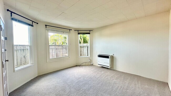 Foto del edificio - Sweet ground floor 1 Bedroom with a Sunny Wrap Around Deck and In-Unit Washer & Dryer