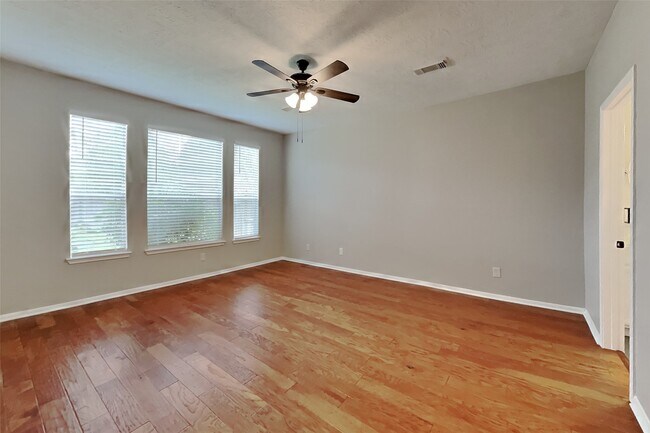 Building Photo - 26905 Faircourt Dr