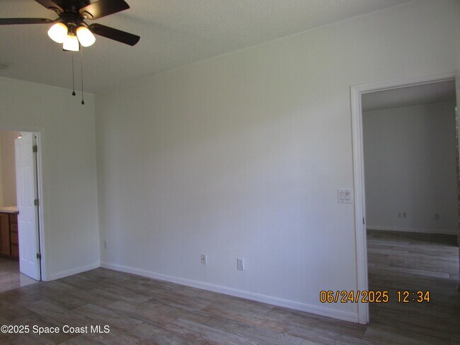 Foto del edificio - 4192 Collinwood Dr