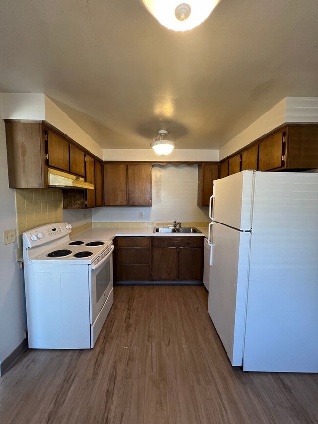 Building Photo - 2004-2008 E Rowan Ave