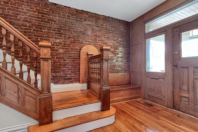 Building Photo - Hartford Dream House