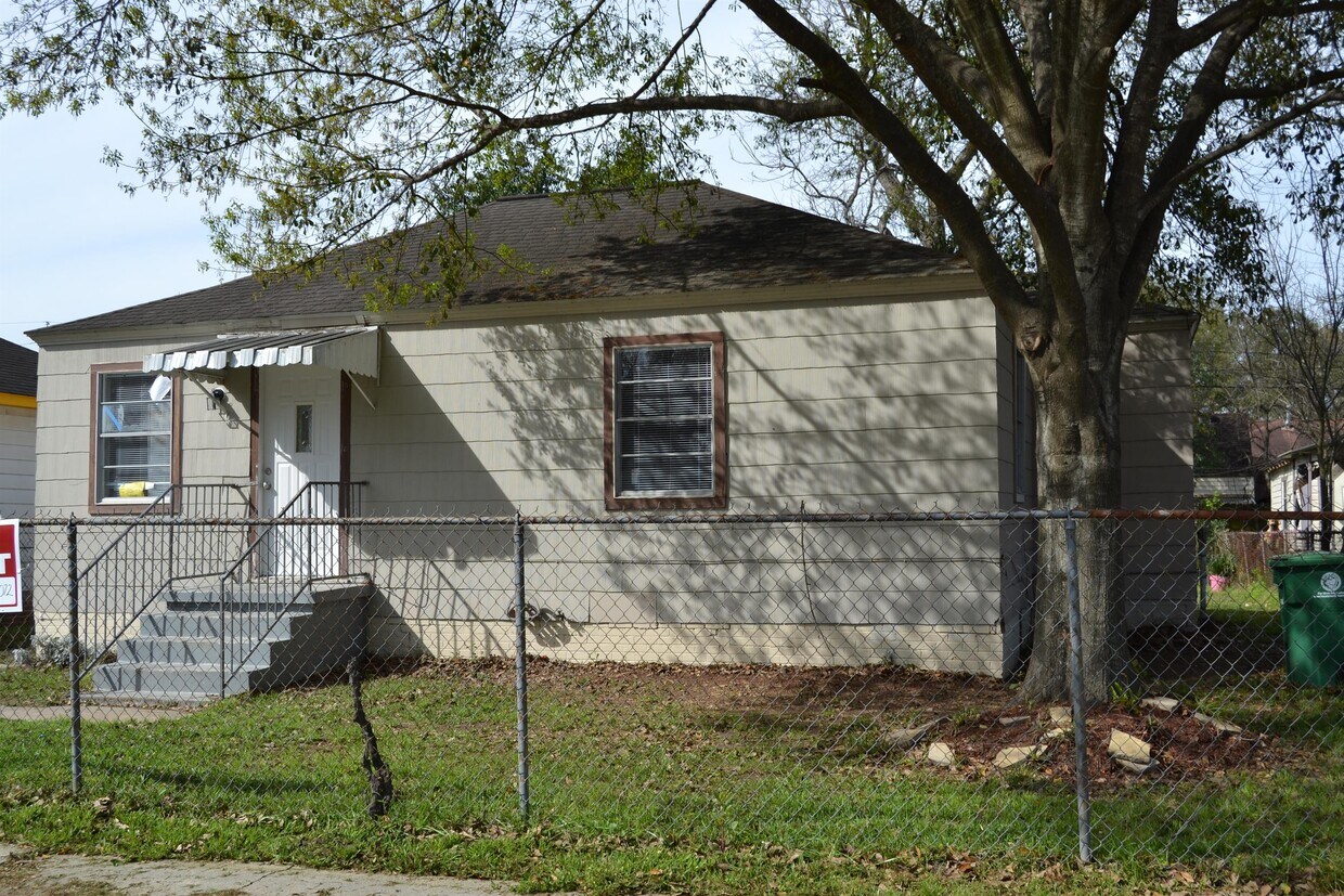 Primary Photo - 6715 Moss Rose St