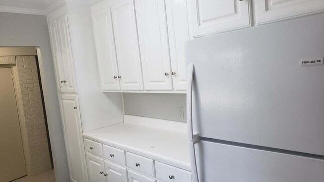 Building Photo - 2404 Hiawassee Rd