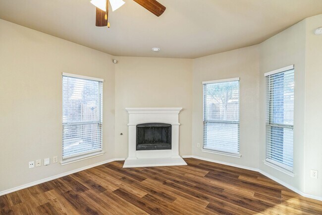 Foto del edificio - Large Two Story with Open Floor Plan!!