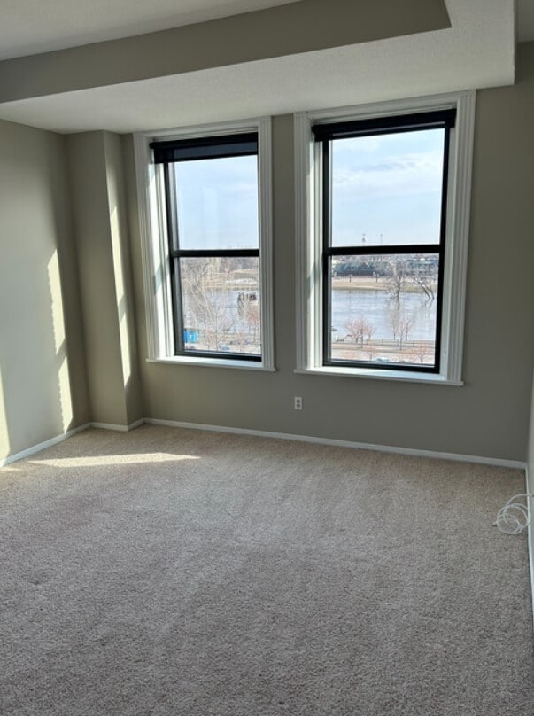 Grandes ventanas recientemente instaladas - Block V