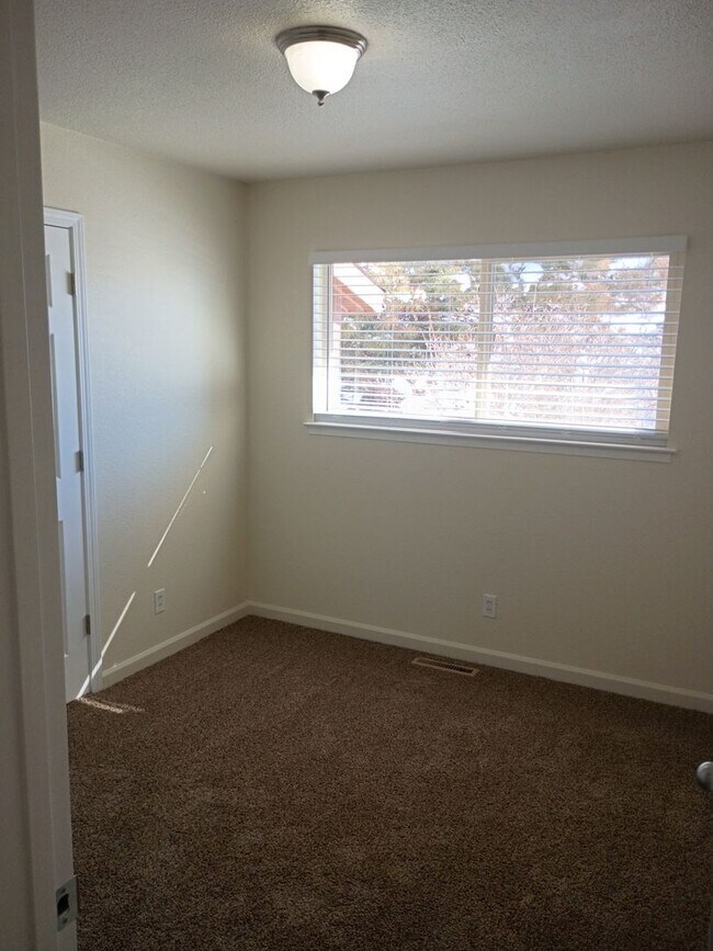 Building Photo - 3225 Lucerne Way