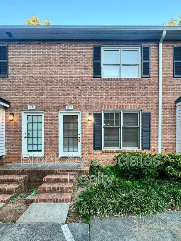 Building Photo - 1419 King Charles Dr