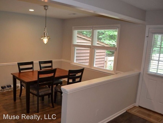 Building Photo - 110 Foxwood Village Dr