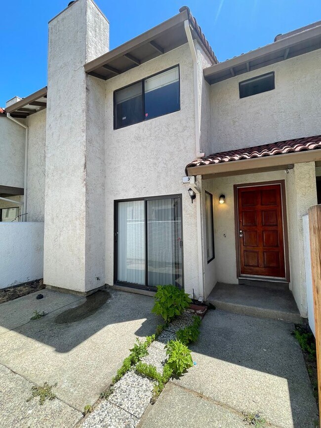 Foto del edificio - Beautiful Updated 3 Bedroom, 2 1/2 Bath Condo