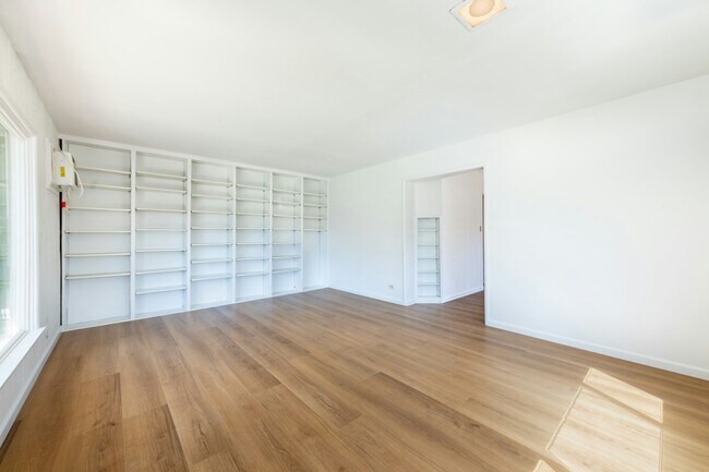 Foto del edificio - 3757 York Blvd