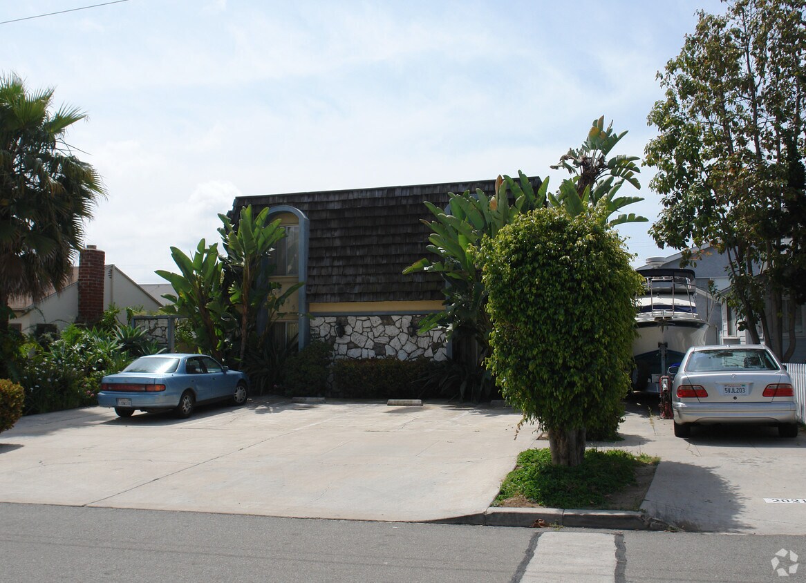 Primary Photo - 2025 Diamond St