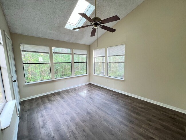 Building Photo - AVAILABLE NOW:  Beatiful 2BR/2.5BA Orange Park / Wells Ridge Townhome