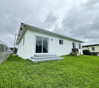 Building Photo - 655 NW 24th Ave
