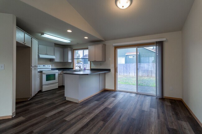 Foto del edificio - Beautiful 3 Bed 2 home with 2 Car Garage-U...