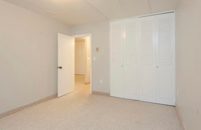 Building Photo - 179 Presidents Ln
