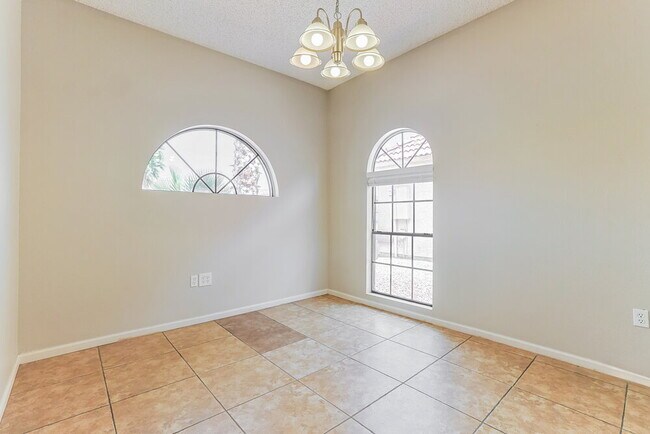 Foto del edificio - 1243 E Commerce Ave