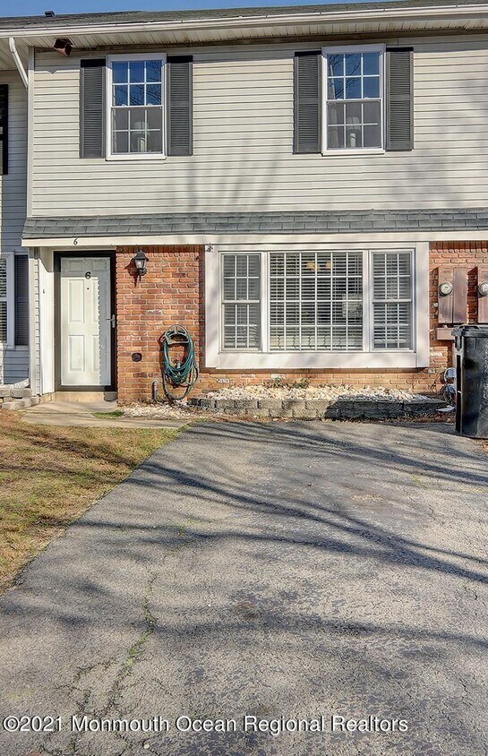 Primary Photo - 6 Fieldcrest Way