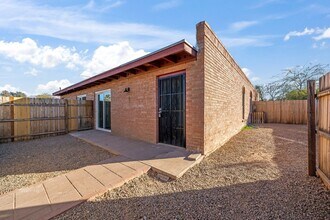 Building Photo - 3032 N Edith Blvd