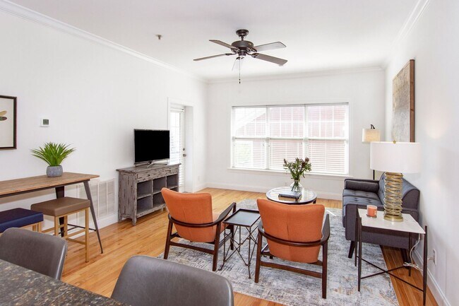 Building Photo - Luxurious Furnished Downtown Condo - 9 Mon...